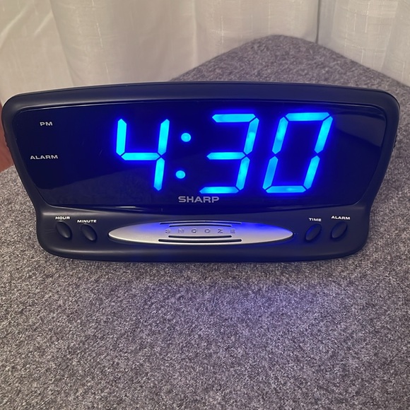 SHARP LED Electric Alarm Clock with Jumbo Blue Numbers SIMPLE TO USE SPC1221XF - Picture 11 of 11